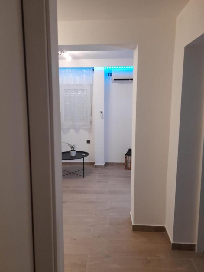 Apartman Sa Lodom 2+2 Leilighet Pirovac Eksteriør bilde