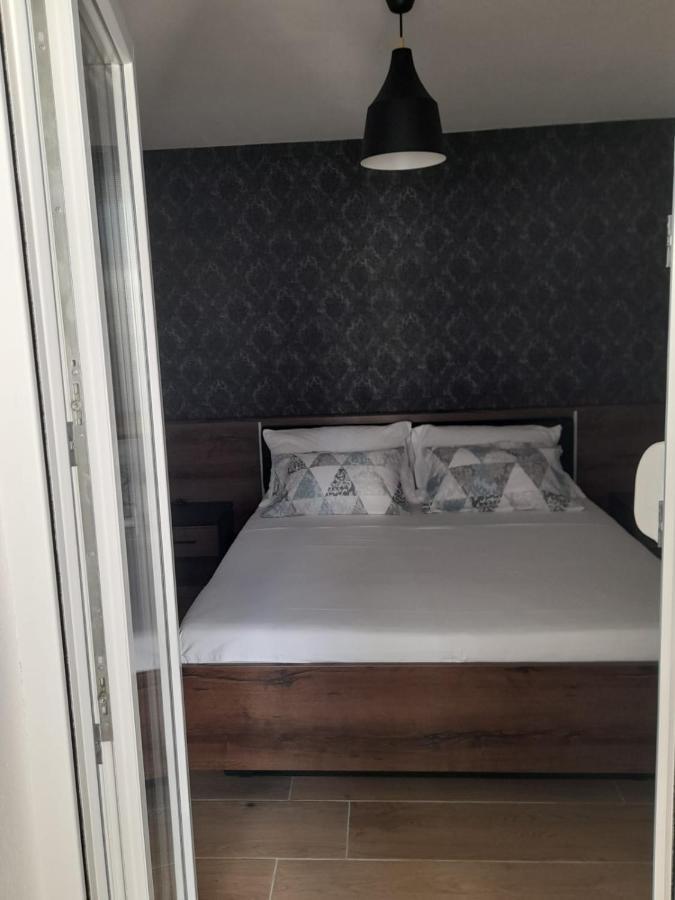 Apartman Sa Lodom 2+2 Leilighet Pirovac Eksteriør bilde