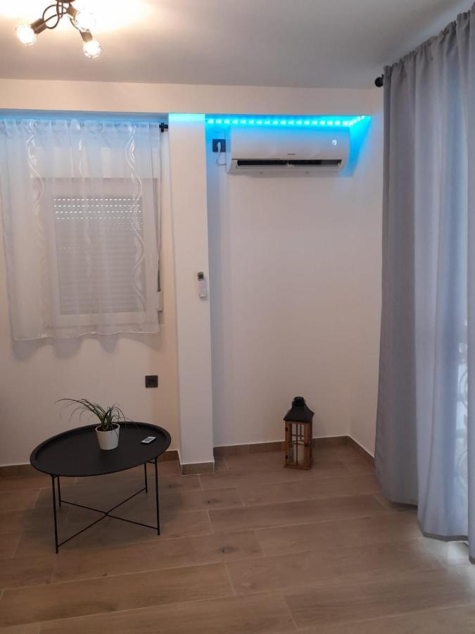 Apartman Sa Lodom 2+2 Leilighet Pirovac Eksteriør bilde